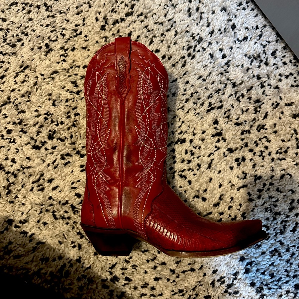 Snake skin snip toe, women’s 9.5, only worn twice, great condition